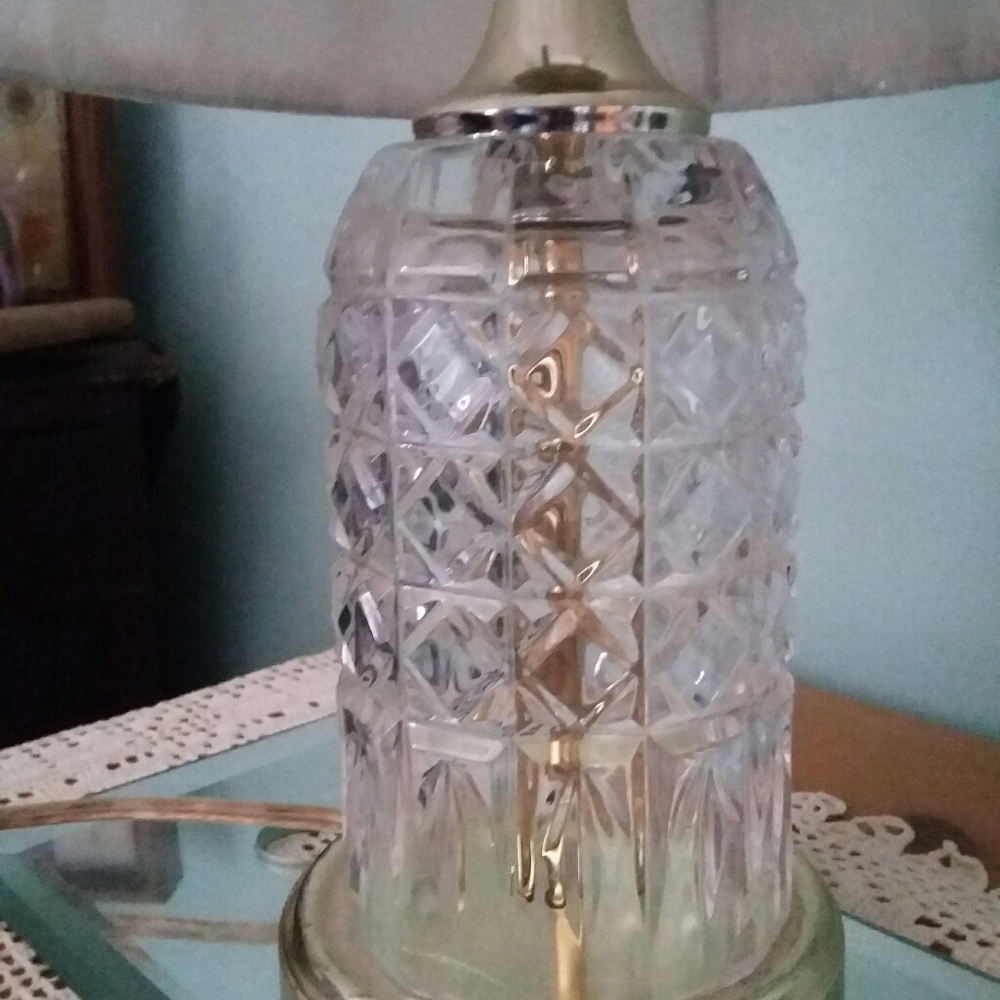 Lamp Vintage   Crystal  lamp and gold trim and shade - Picture 2 of 4